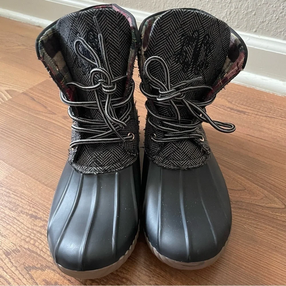 Nwot MarleyLilly monogrammed duck boots 9 casual comfort athleisure waterproof